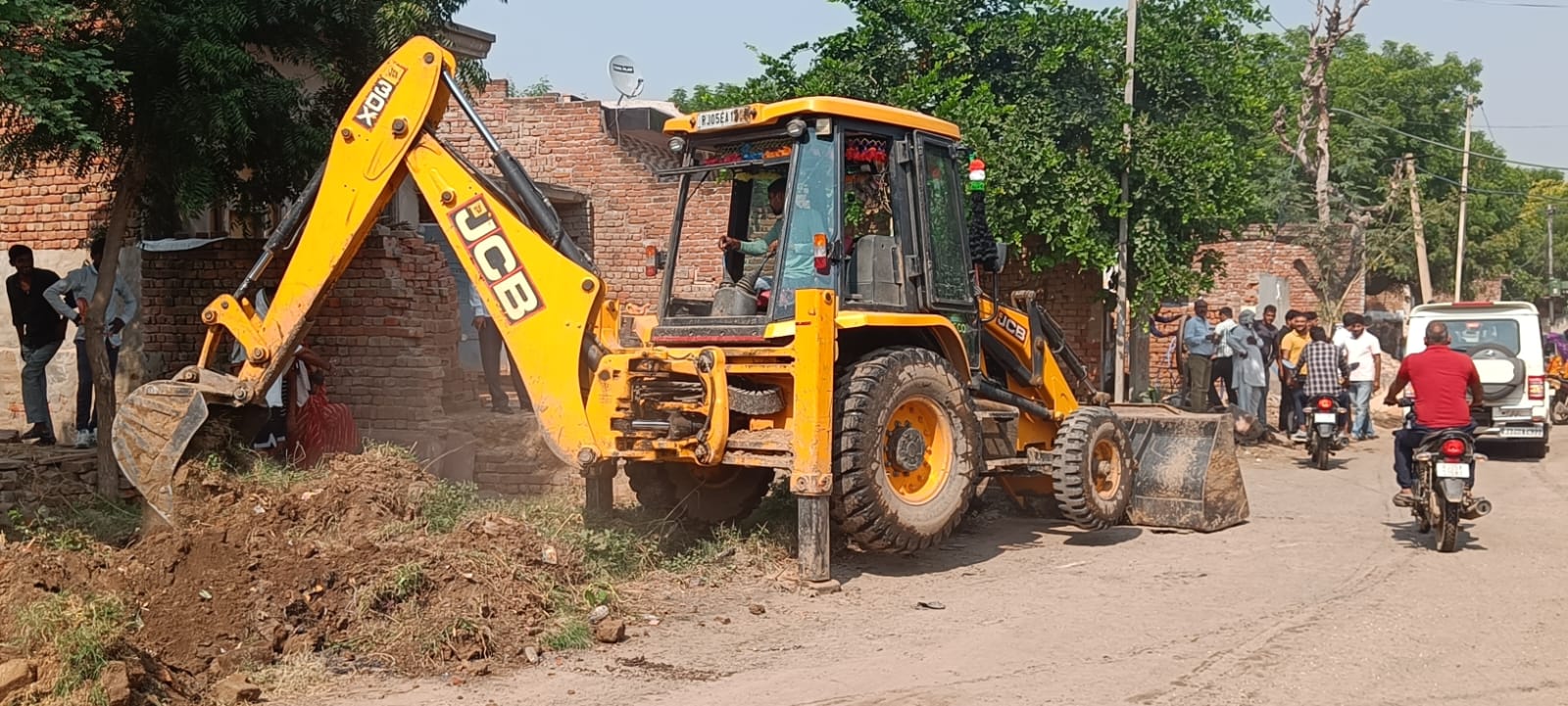 रोड चौड़ीकरण में बाधा बन रहे अतिक्रमण को प्रशासन ने कराया ध्वस्त, 14 करोड़ से नदबई से हलैना रोड का होगा चौड़ीकरण