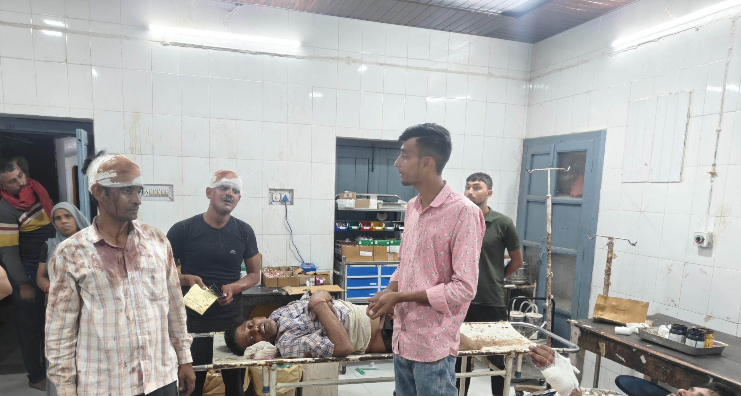 गांव पिपरऊ में जमीनी विवाद को लेकर दो पक्षों में जमकर चले लाठी डंडे: दोनों पक्षों से 9 लोग हुए घायल, किसी का सर फूटा, तो किसी का हाथ टूटा