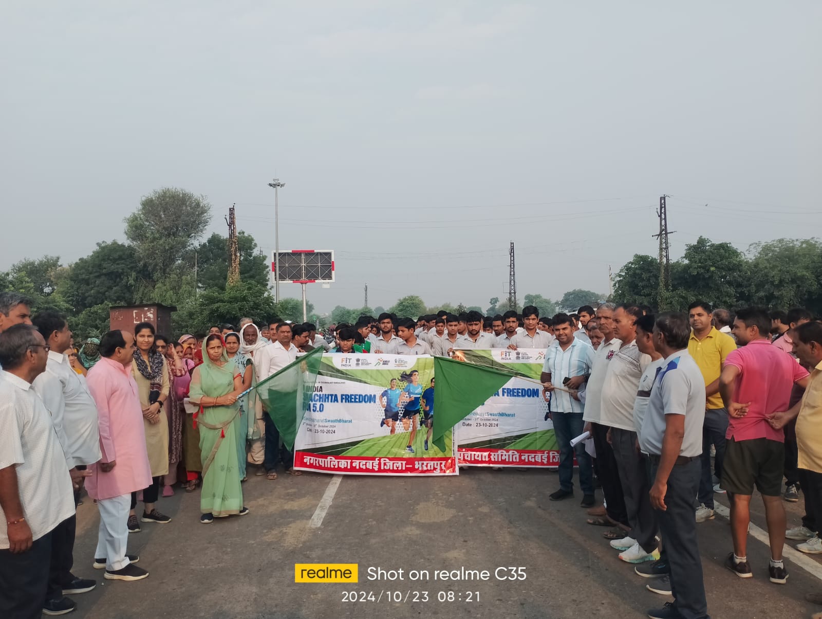 नदबई में फिट इंडिया फ्रीडम रन अभियान के तहत हुई दौड़: अधिकारियों सहित बच्चों ने दौड़ में लिया भाग