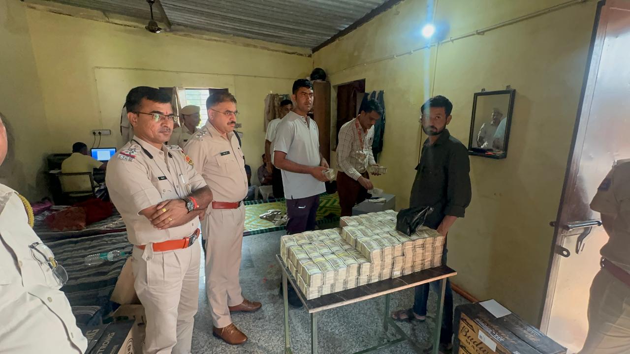 कार से पकड़े हवाला के 7 करोड़ रुपए: गाड़ी की सीट के नीचे स्पेशल बॉक्स में छिपाकर ले जा रहे थे गुजरात