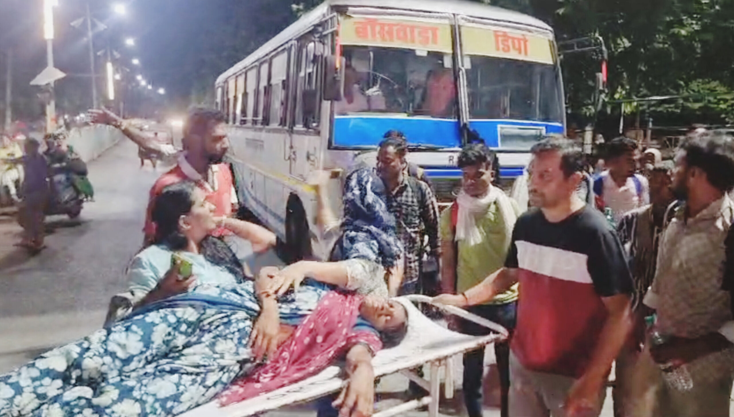 बांसवाड़ा में सड़क हादसा: अनियंत्रित होकर पलटी रोडवेज बस, दो दर्जन से अधिक यात्री घायल