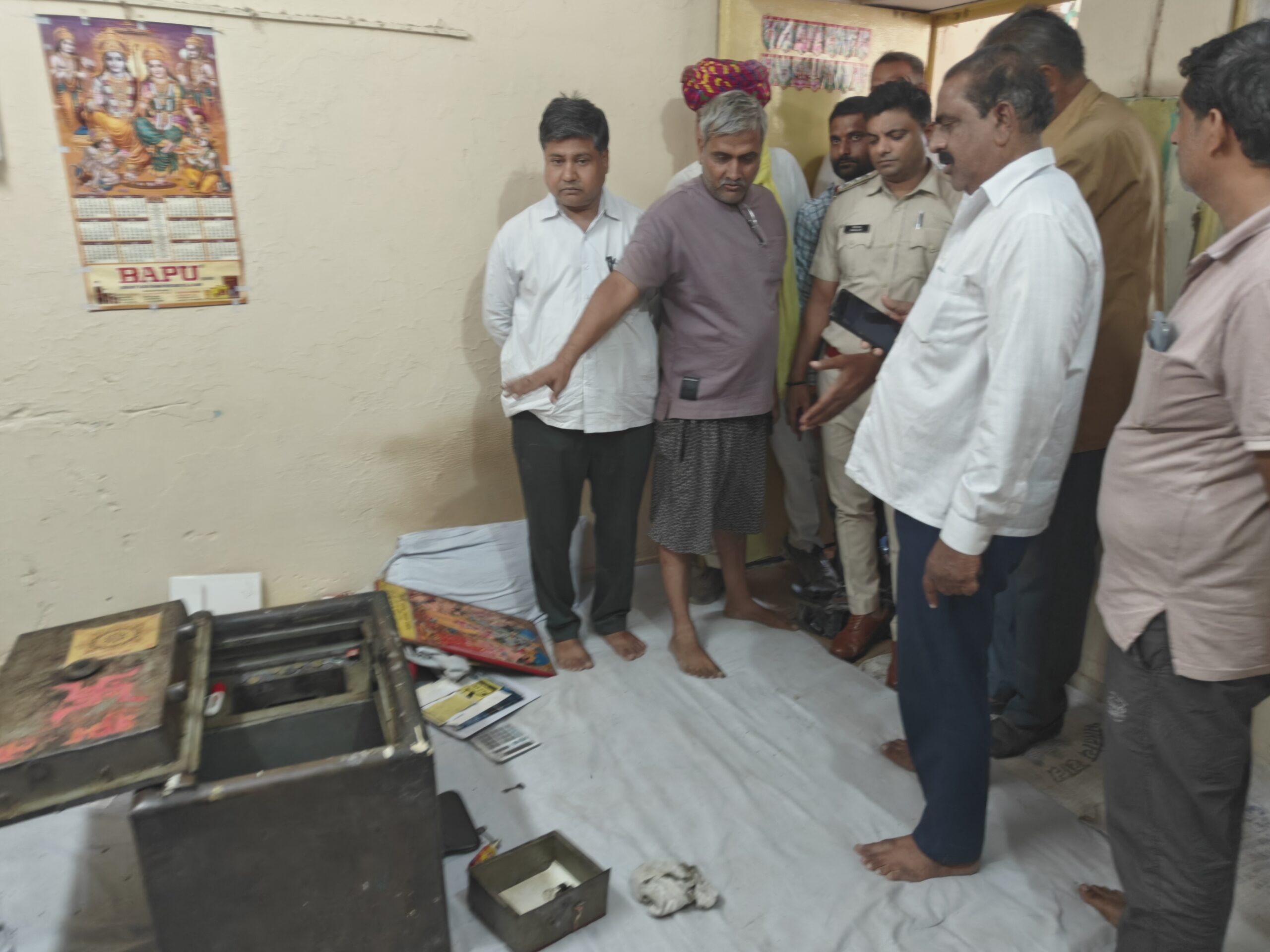 “सावधान रहें और सतर्क रहें” रात को चोरों ने कृषि उपज मंडी में दमादम तोड़े ताले