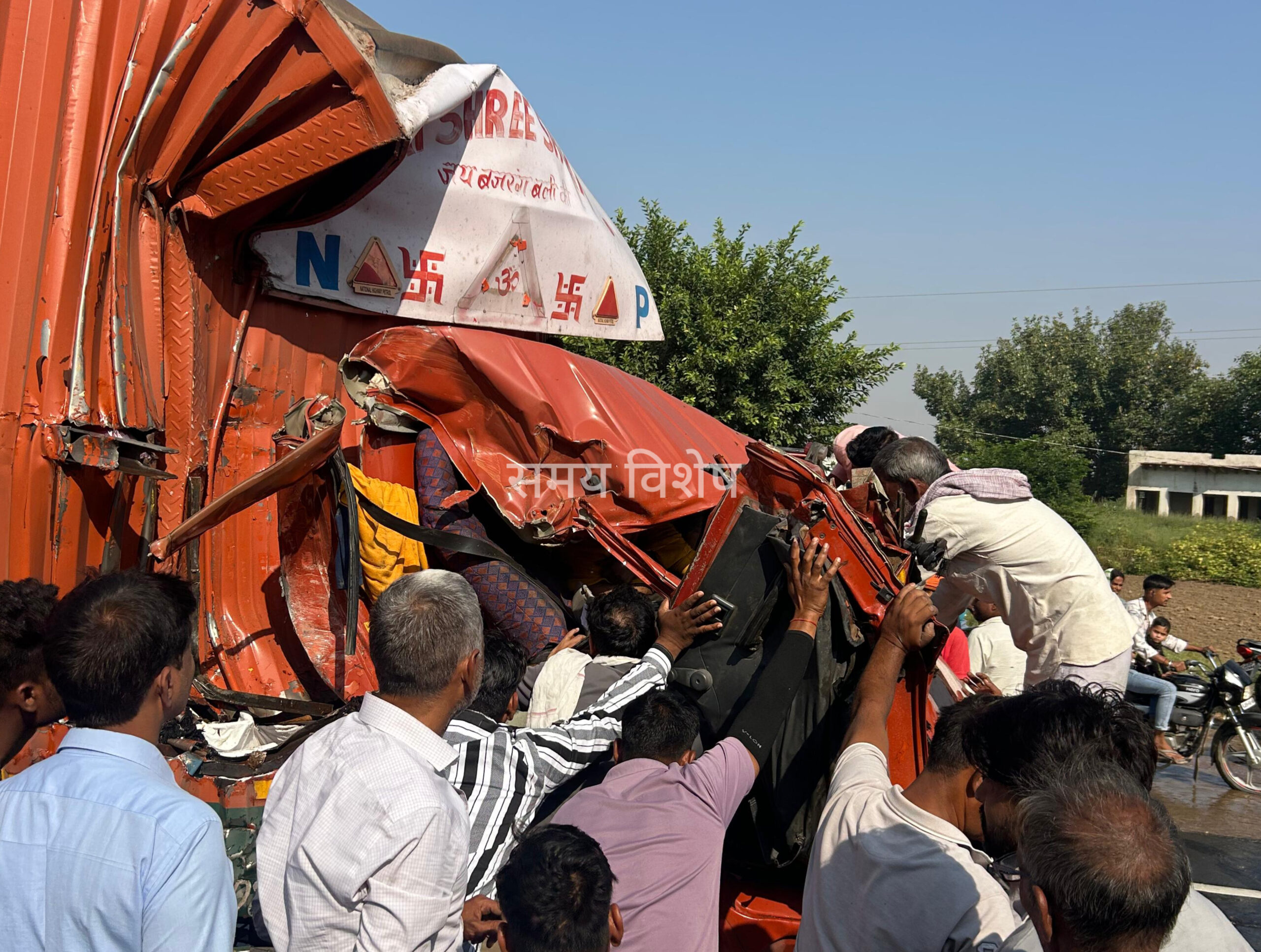 नदबई से बड़ी खबर: NH 21 पर बने डिवाइडर में लगे पौधों में पानी दे रहे टैंकर में पीछे से घुसा ट्रक, ट्रक के केबिन में फंसा चालक, हुआ गंभीर रूप से घायल