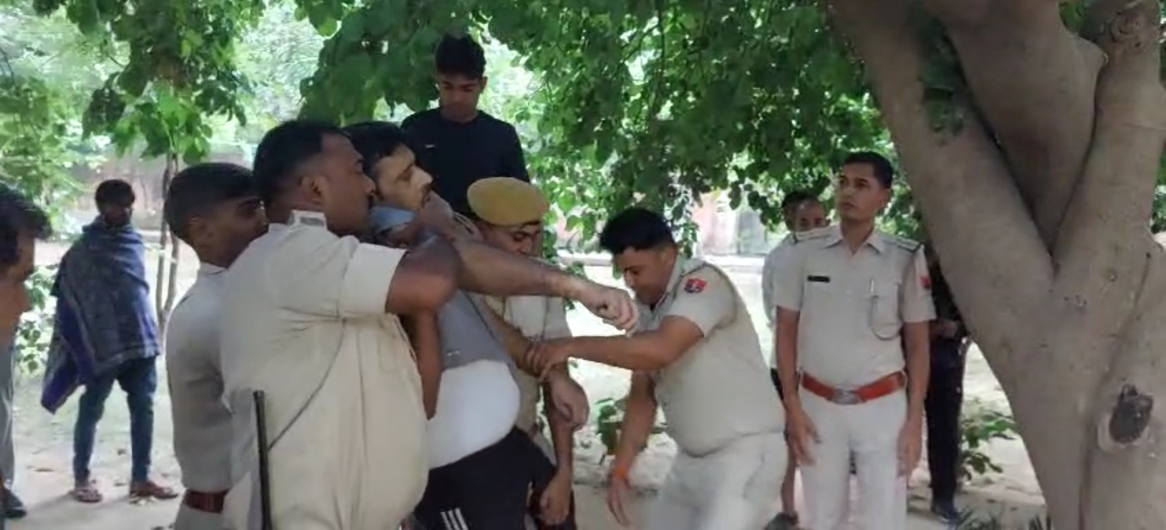 करौली में नायब तहसीलदार कलेक्ट्रेट के सामने फंदे से झूलता मिला: सिटी पार्क में लटका मिला शव