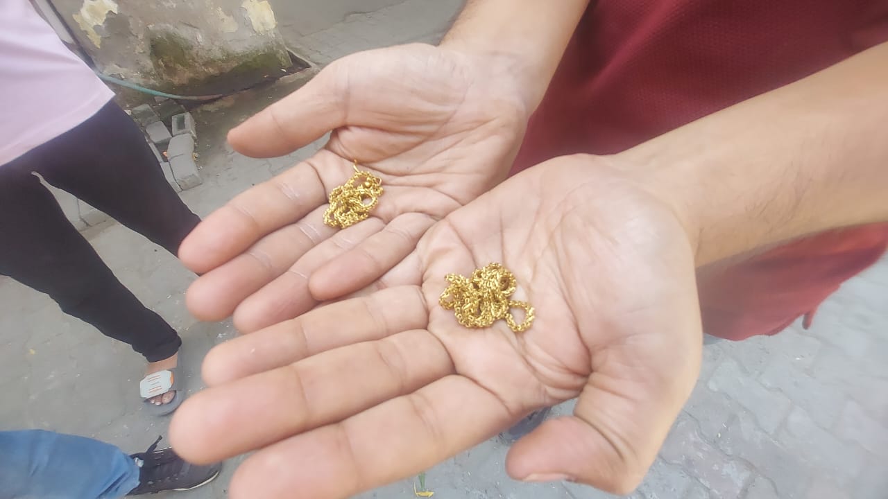 भीलवाड़ा में पता पूछने के बहाने सोने की चेन लूटी: 80 साल की महिला ने बदमाश को दबोचा, बदमाश को पुलिस के हवाले किया