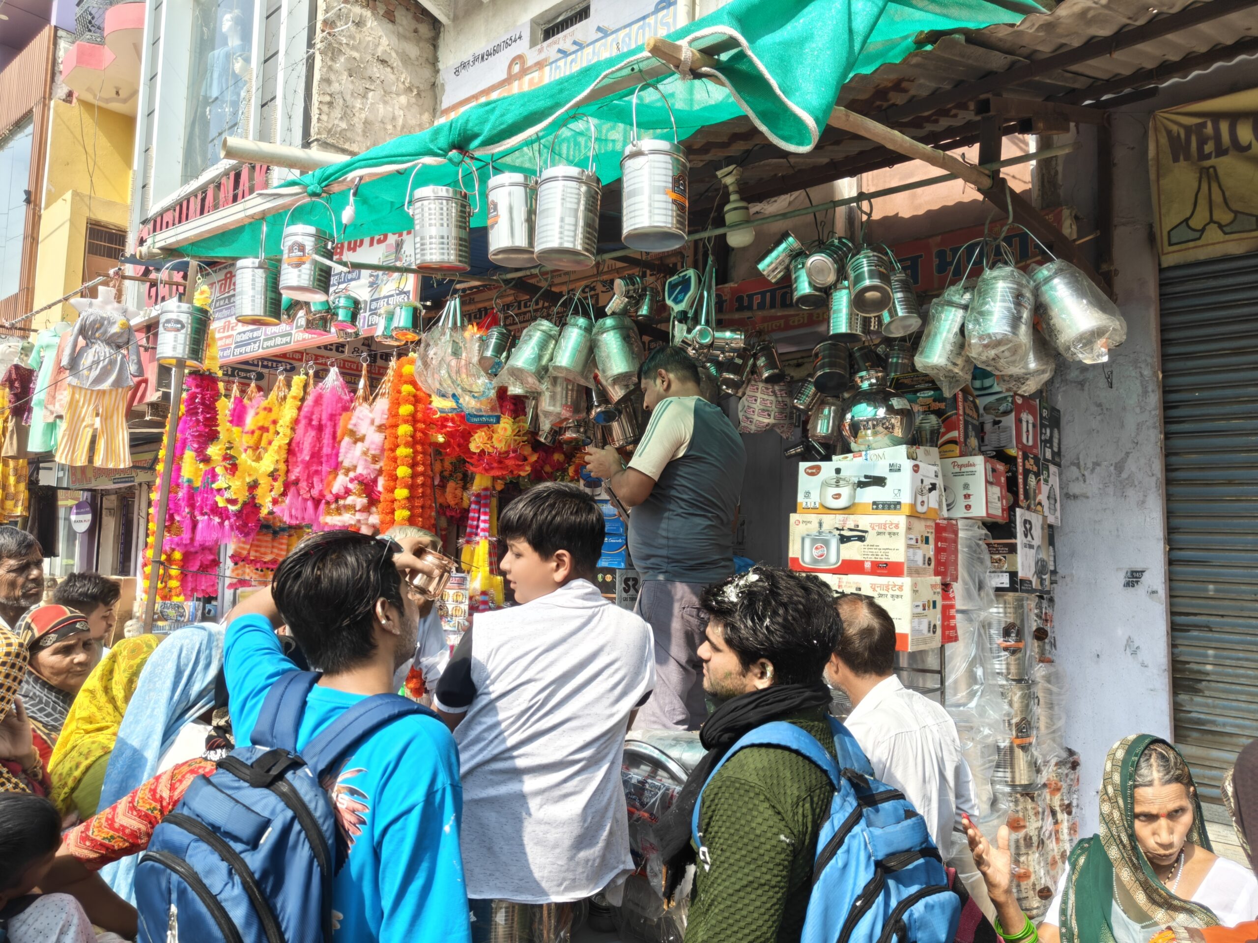 नदबई में धनतेरस की धूम: लोगों ने अपने पसंदीदा वाहन खरीदे, बर्तनों की दुकानों पर लगी भीड़