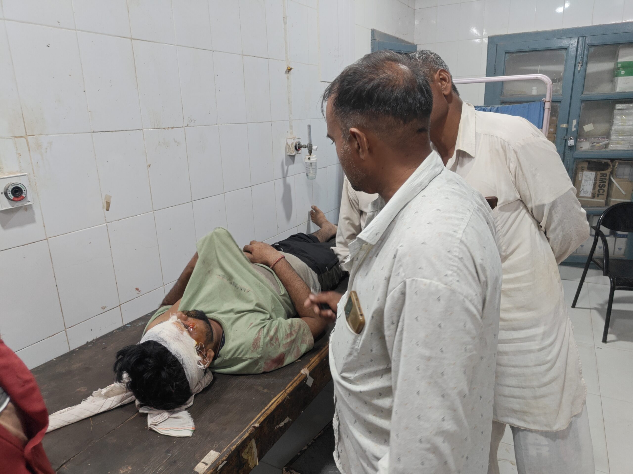 अज्ञात वाहन की टक्कर से बाइक सवार युवक घायल: गांव बहरामदा के पास हुआ हादसा, सिर में गंभीर चोट आने से प्राथमिक उपचार के बाद जिला अस्पताल रेफर
