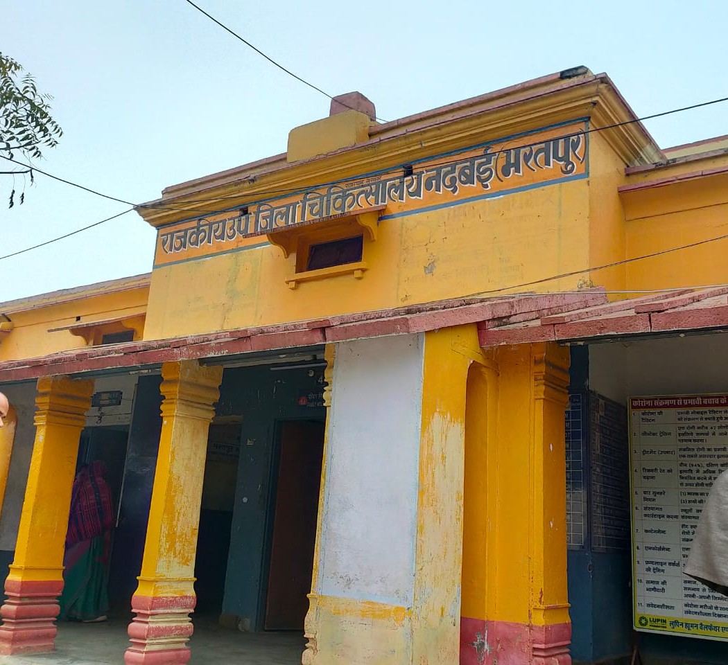 नदबई में बाइक के सामने अचानक आया कुत्ता: अनियंत्रित होकर स्लिप हुई बाइक, कॉलेज जा रहे 2 युवक घायल