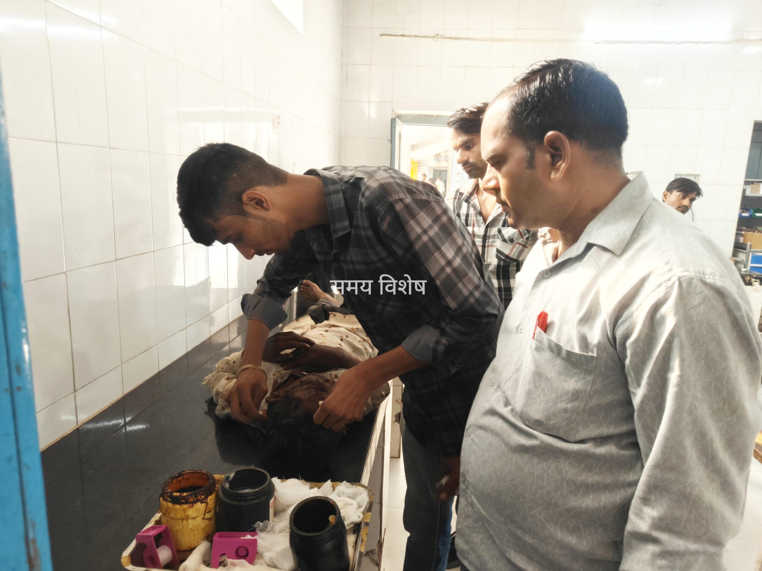 नदबई से खबर: डहरा मोड के पास हुआ हादसा; अज्ञात वाहन ने मामा-भांजे की बाइक को मारी टक्कर, भांजे की मौत, मामा घायल