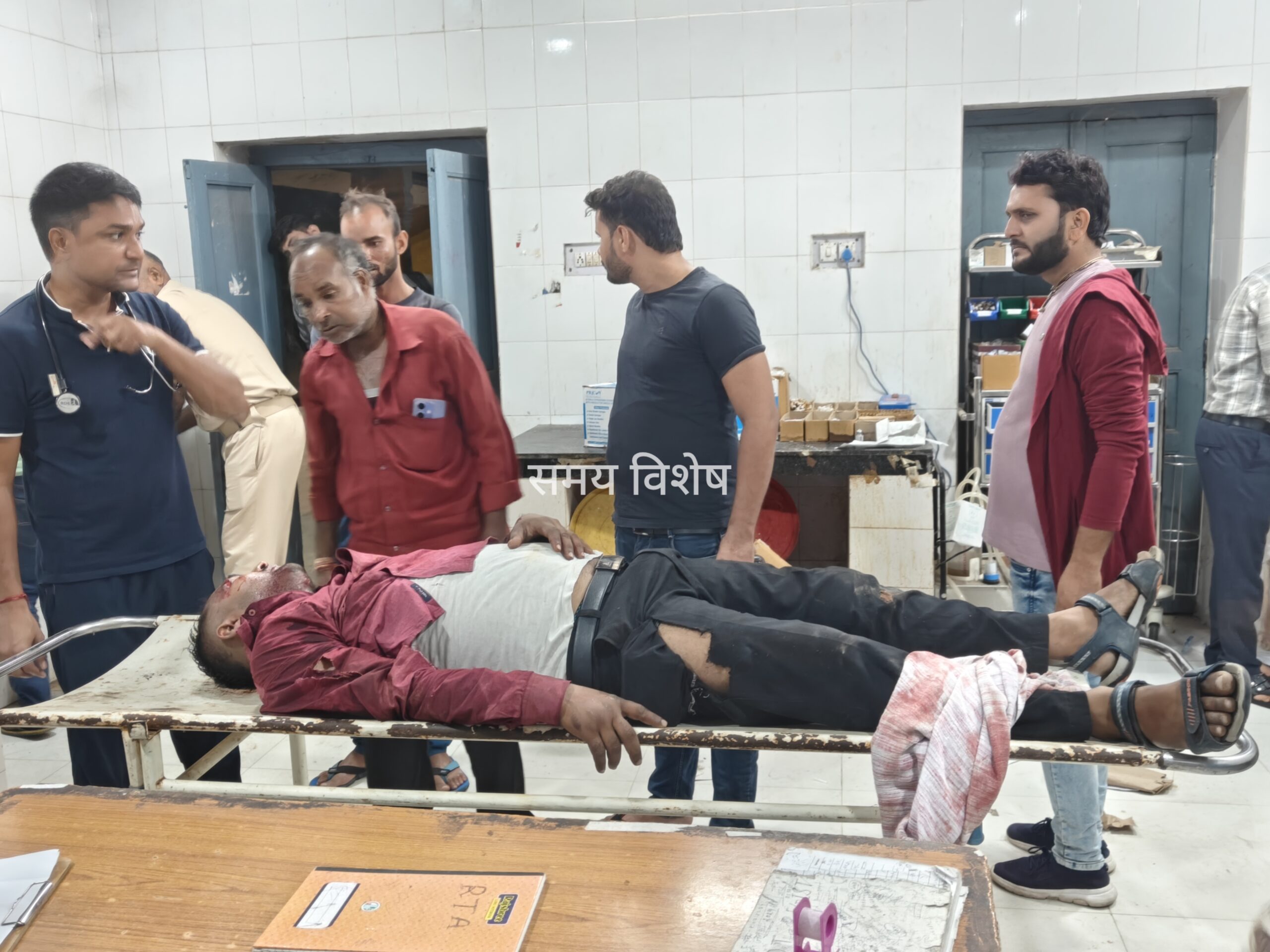 नदबई में अज्ञात वाहन ने बाइक सवार फोटोग्राफर को मारी टक्कर, गंभीर हालत में जिला अस्पताल किया रेफर