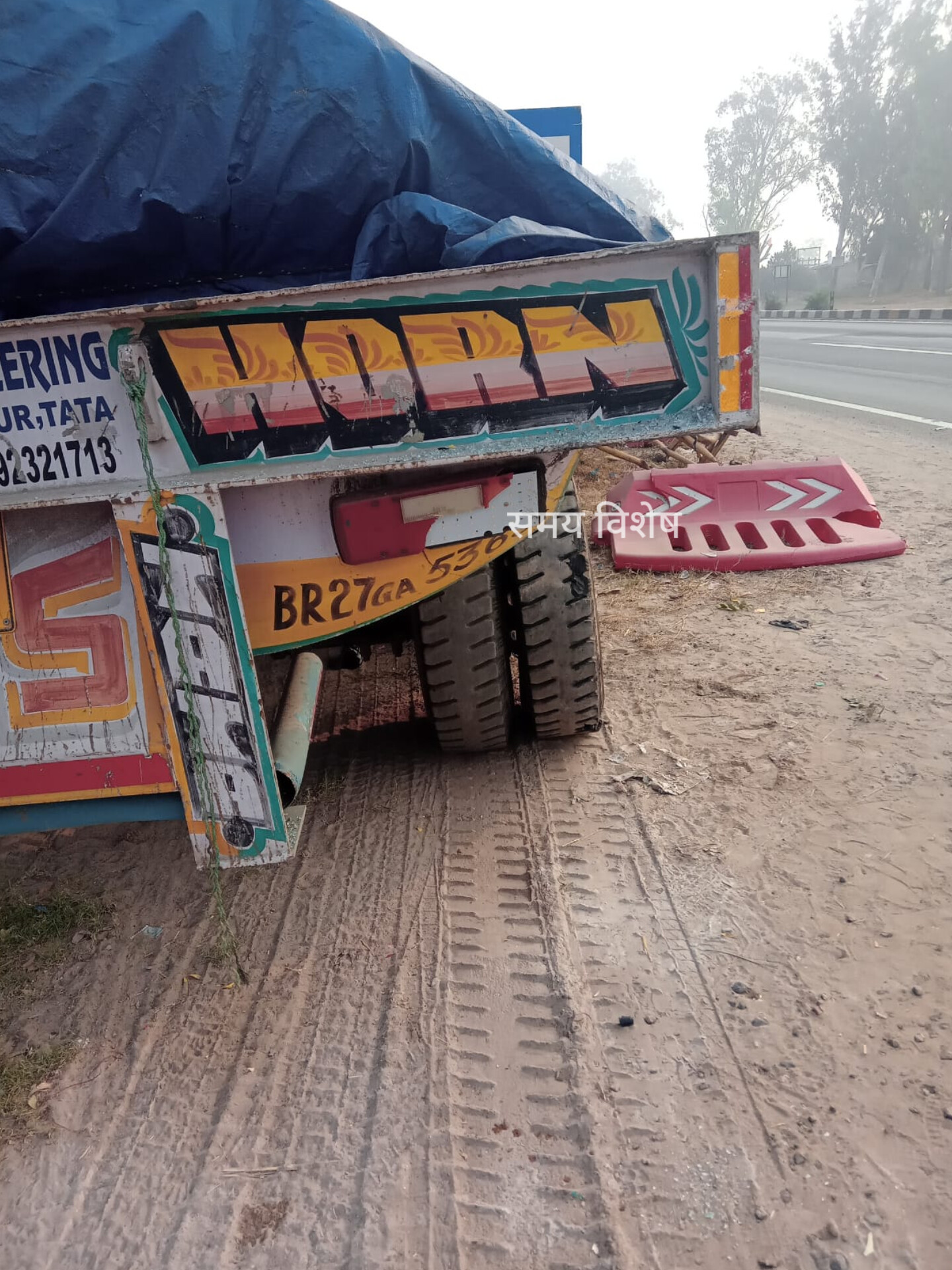 नदबई से बड़ी खबर: नेशनल हाईवे 21 पर हुआ हादसा; ट्रेलर में जा घुसी कार, 1 की मौत, 1 गंभीर रूप से घायल