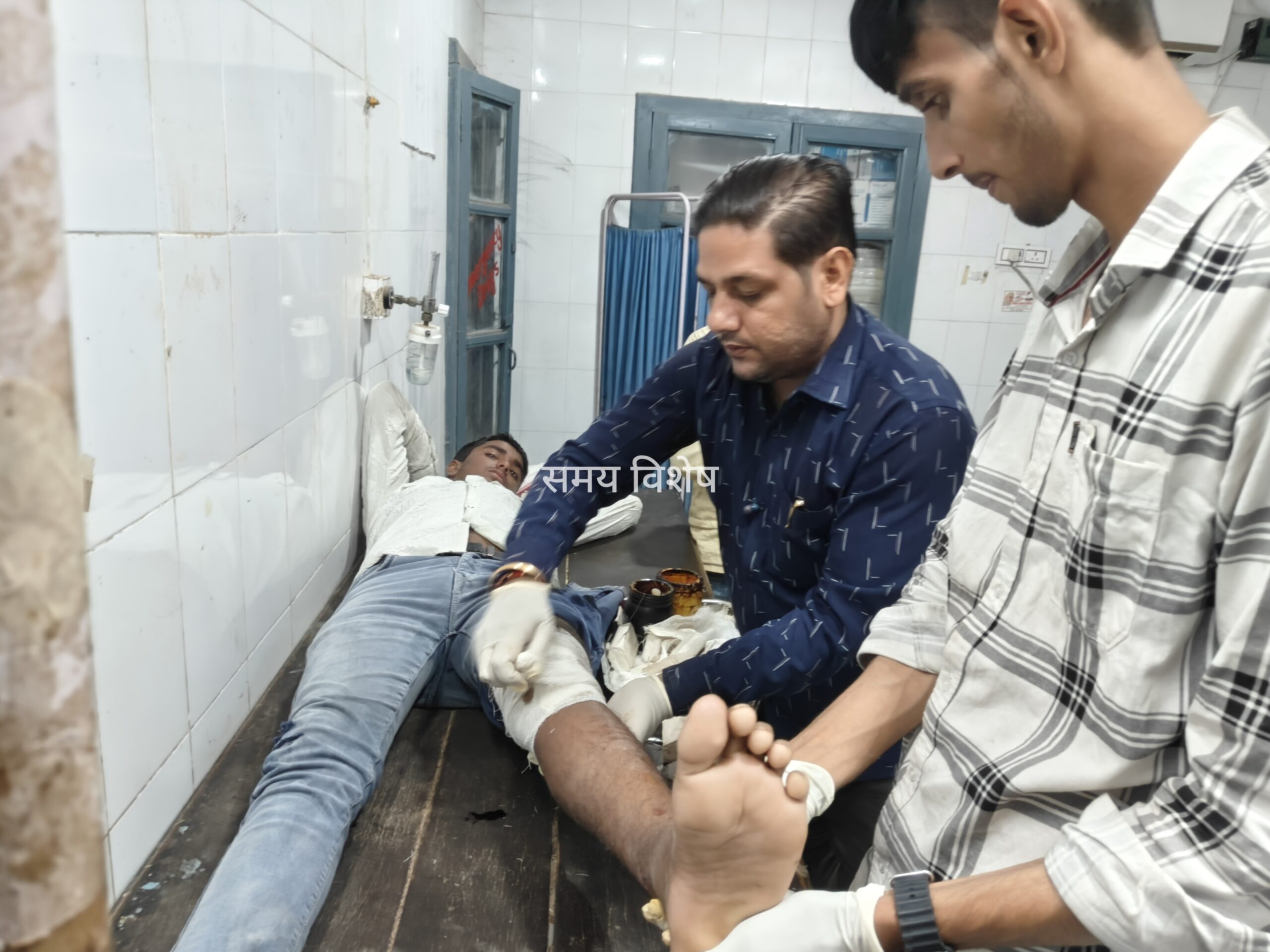 नदबई से खबर: सड़क किनारे खड़ी ट्रैक्टर ट्रॉली में पीछे से घुसी बाइक; 15 साल का युवक गंभीर रूप से हुआ घायल,घुटने में गंभीर चोट आने से प्राथमिक उपचार के बाद जिला अस्पताल रेफर