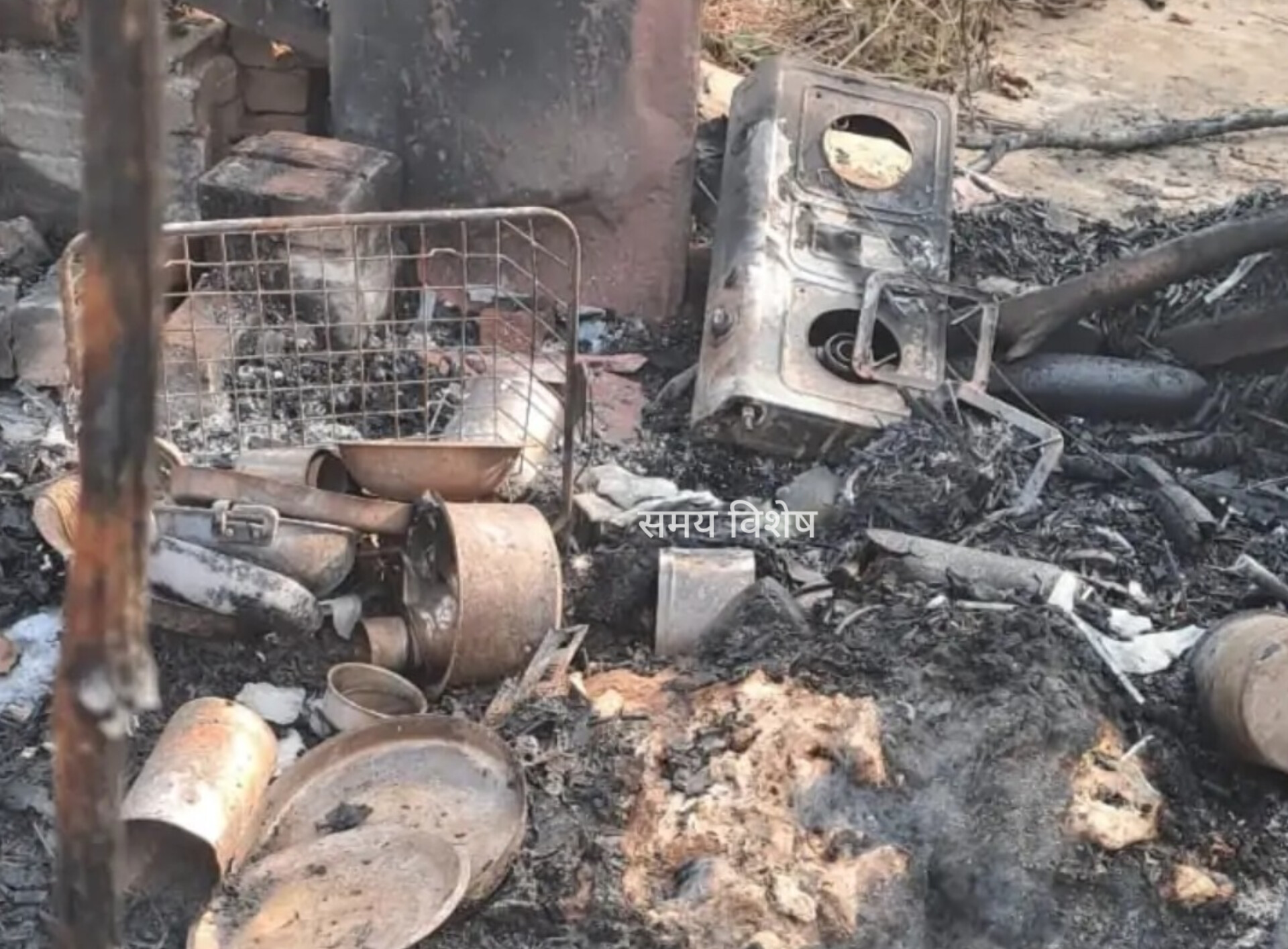 बयाना में मकान के सामने टॉयलेट करने से मना किया: तो पड़ोसियों ने छप्परपोश मकान में लगा दी आग; सोने–चांदी के आभूषण सहित नगदी जलकर हुई राख