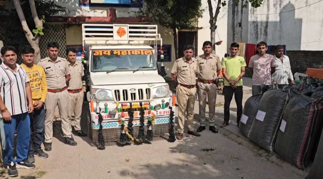 भीलवाड़ा में नाकाबंदी तोड़ भागी पिकअप पलटी, तस्कर फरार, 936 किलो डोडा-चूरा बरामद