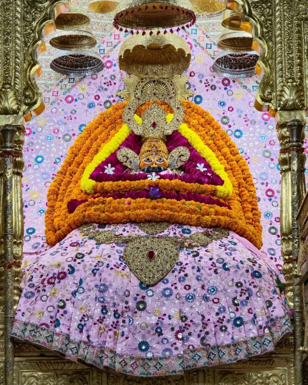 खाटू धाम में बाबा के जन्मोत्सव की धूम: देशभर से निशान लेकर पहुंच रहे भक्त; खाटू श्याम बाबा का किया गया मनमोहक श्रृंगार