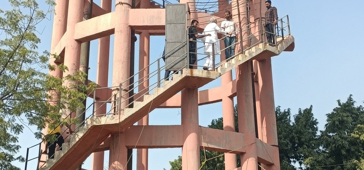 जयपुर में पानी की टंकी पर चढ़े मंत्री किरोड़ीलाल मीणा: SI भर्ती रद्द करने को लेकर युवकों से की वार्ता; युवकों का धरना खत्म कराया