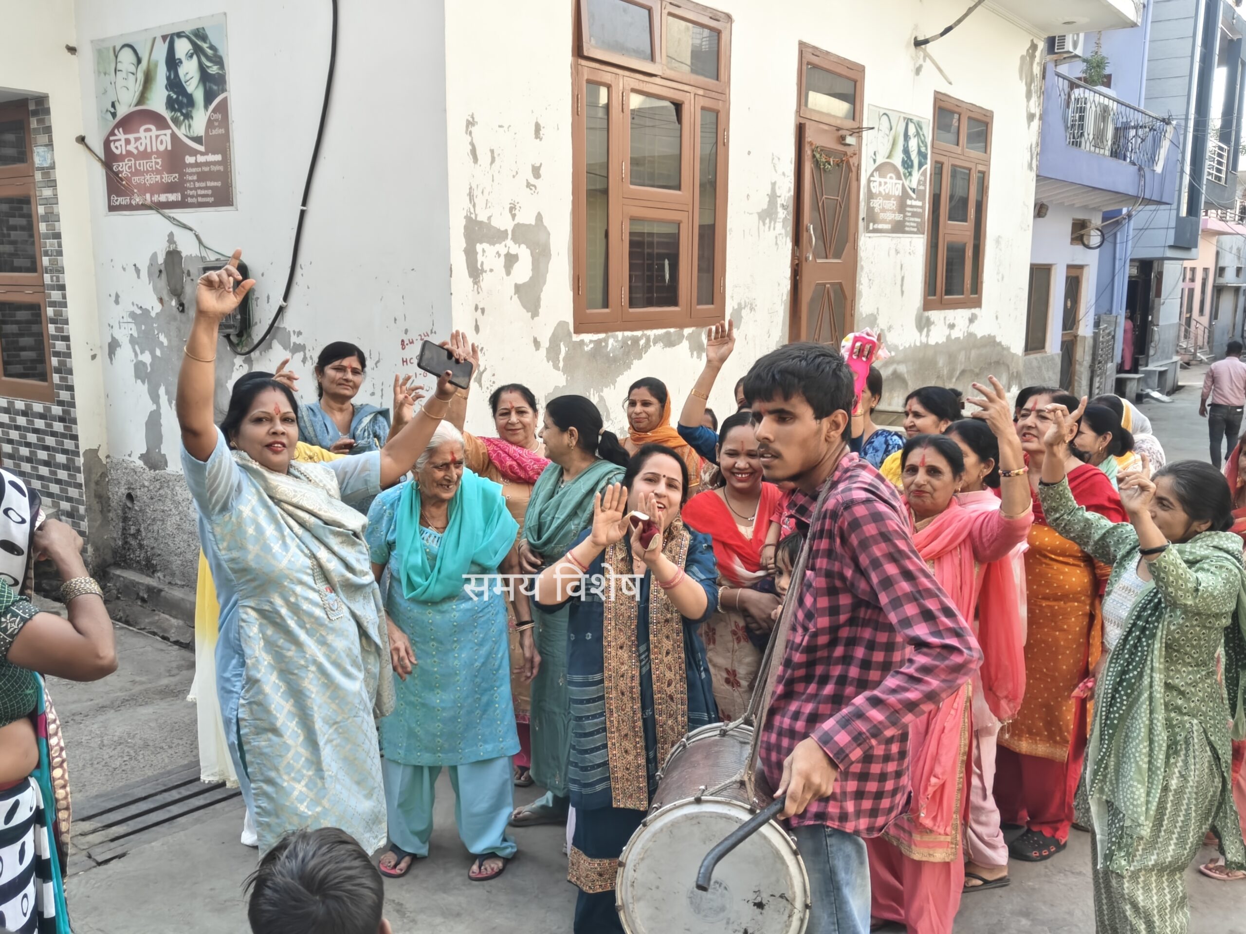 नदबई में बैंड बाजे के साथ निकाली गई शालिग्राम जी की बारात:धूमधाम के साथ मनाया गया तुलसी विवाह, महिलाओं ने तुलसी के पौधे का किया मनमोहक श्रृंगार