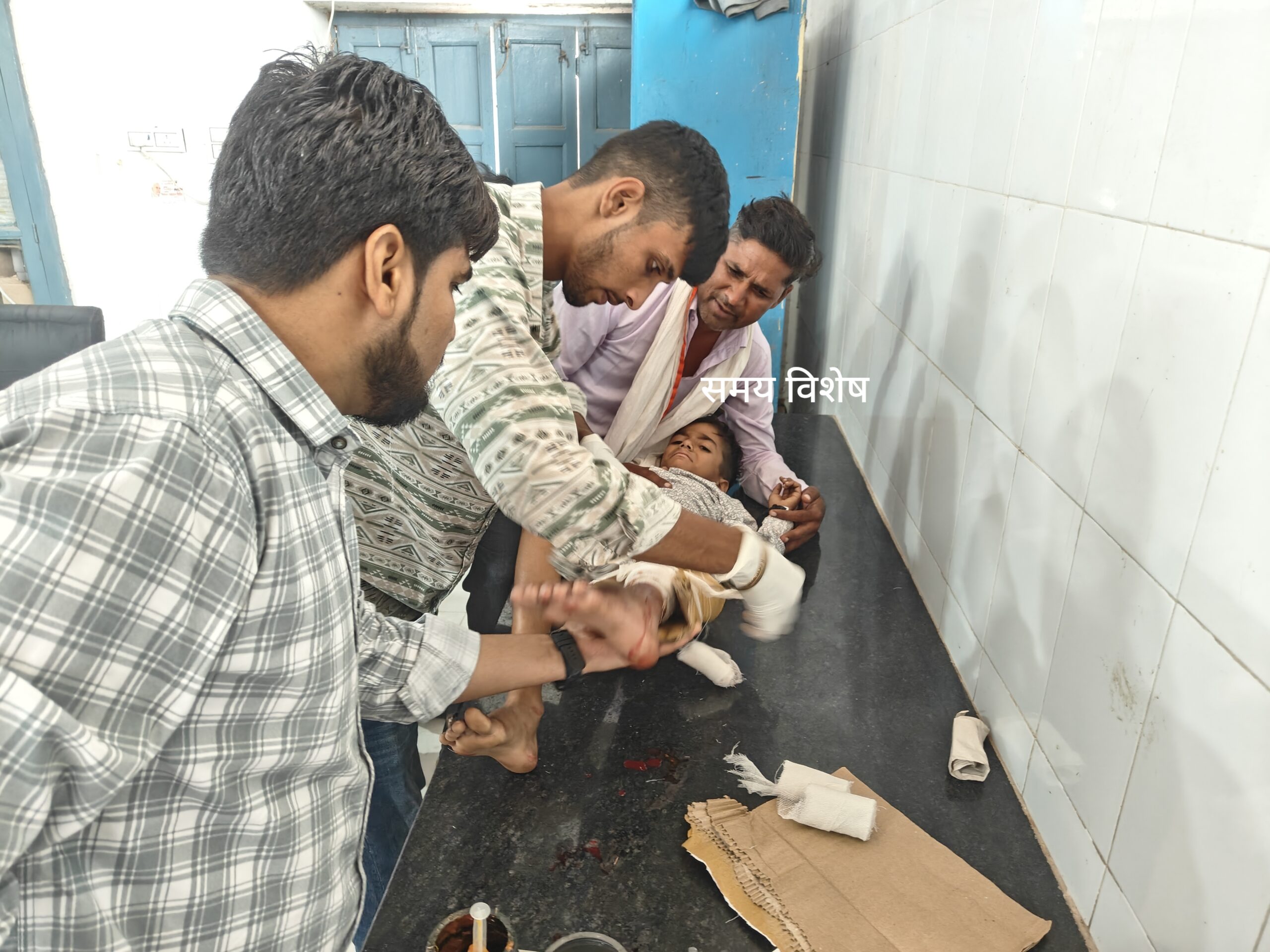 नदबई के गांव कटारा के पास हुआ हादसा: शादी से लौटते समय बाइक स्लिप होने से पिता और बेटा- बेटी गंभीर घायल, पिता और बेटा की हालत गंभीर, जिला अस्पताल रेफर