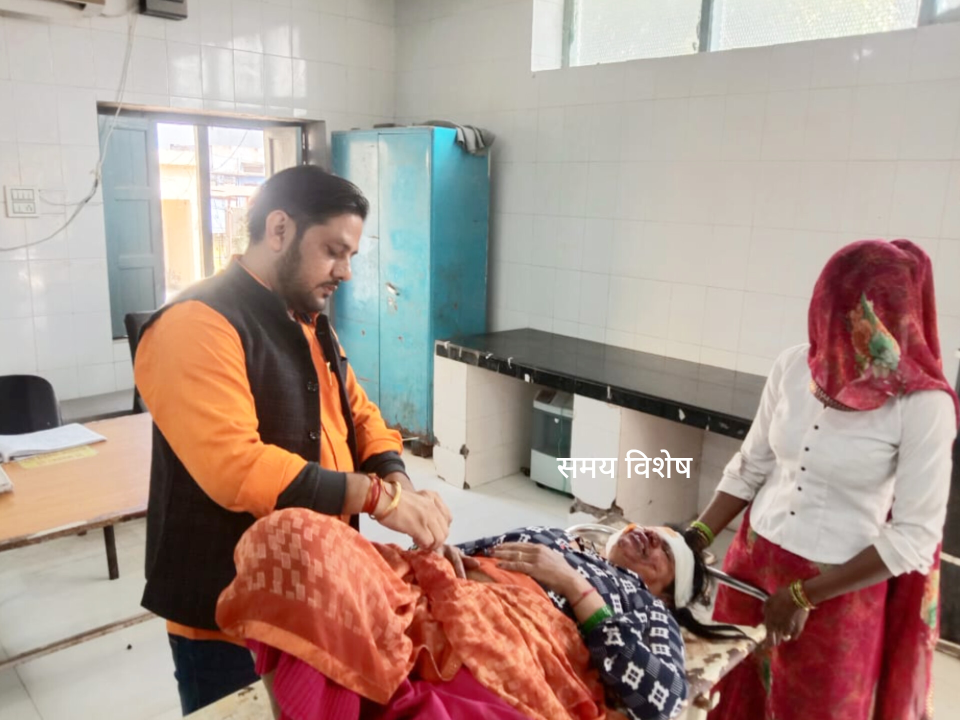 नदबई-डहरा सड़क मार्ग पर हुआ हादसा: अज्ञात वाहन ने बाइक सवार पति-पत्नी को मारी टक्कर, पत्नी की हालत गंभीर, जिला अस्पताल रेफर