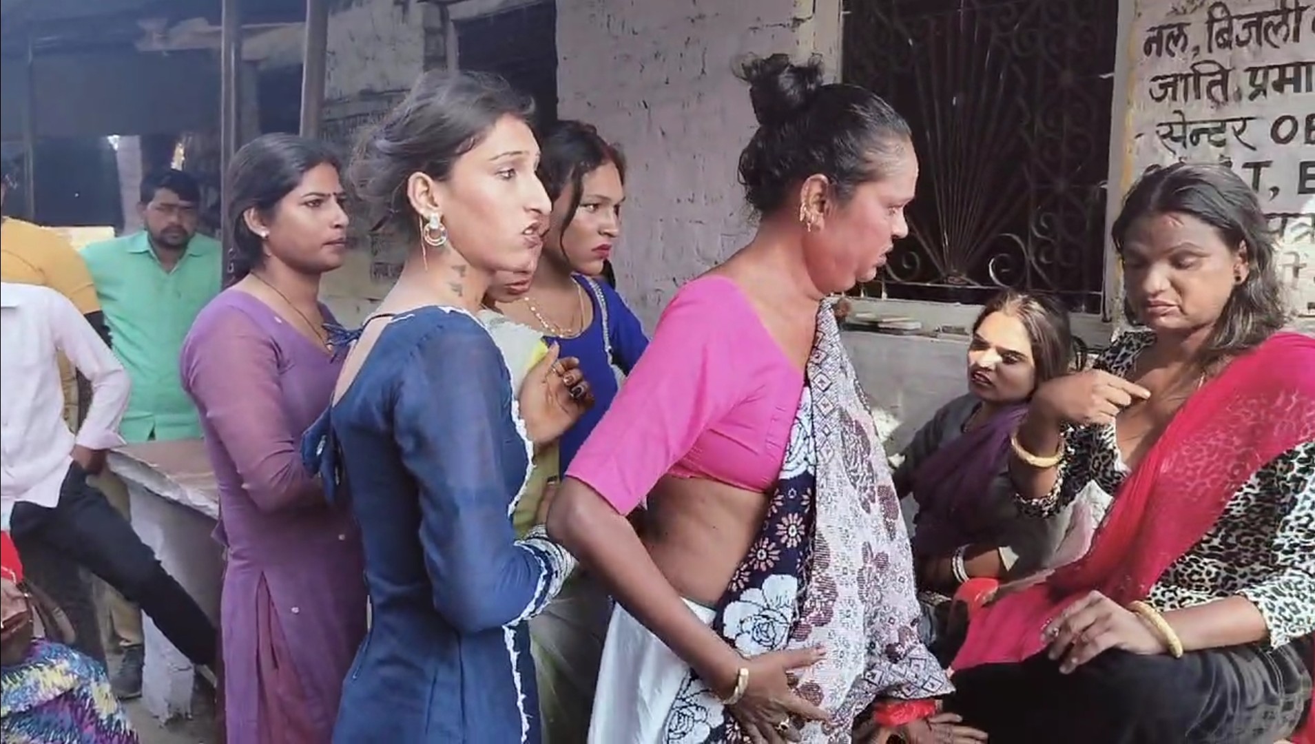 बयाना में शगुन की बधाई के क्षेत्राधिकार को लेकर भिड़े किन्नरों के दो ग्रुप: जमकर चले लात घूंसे; 3 किन्नर चोटिल