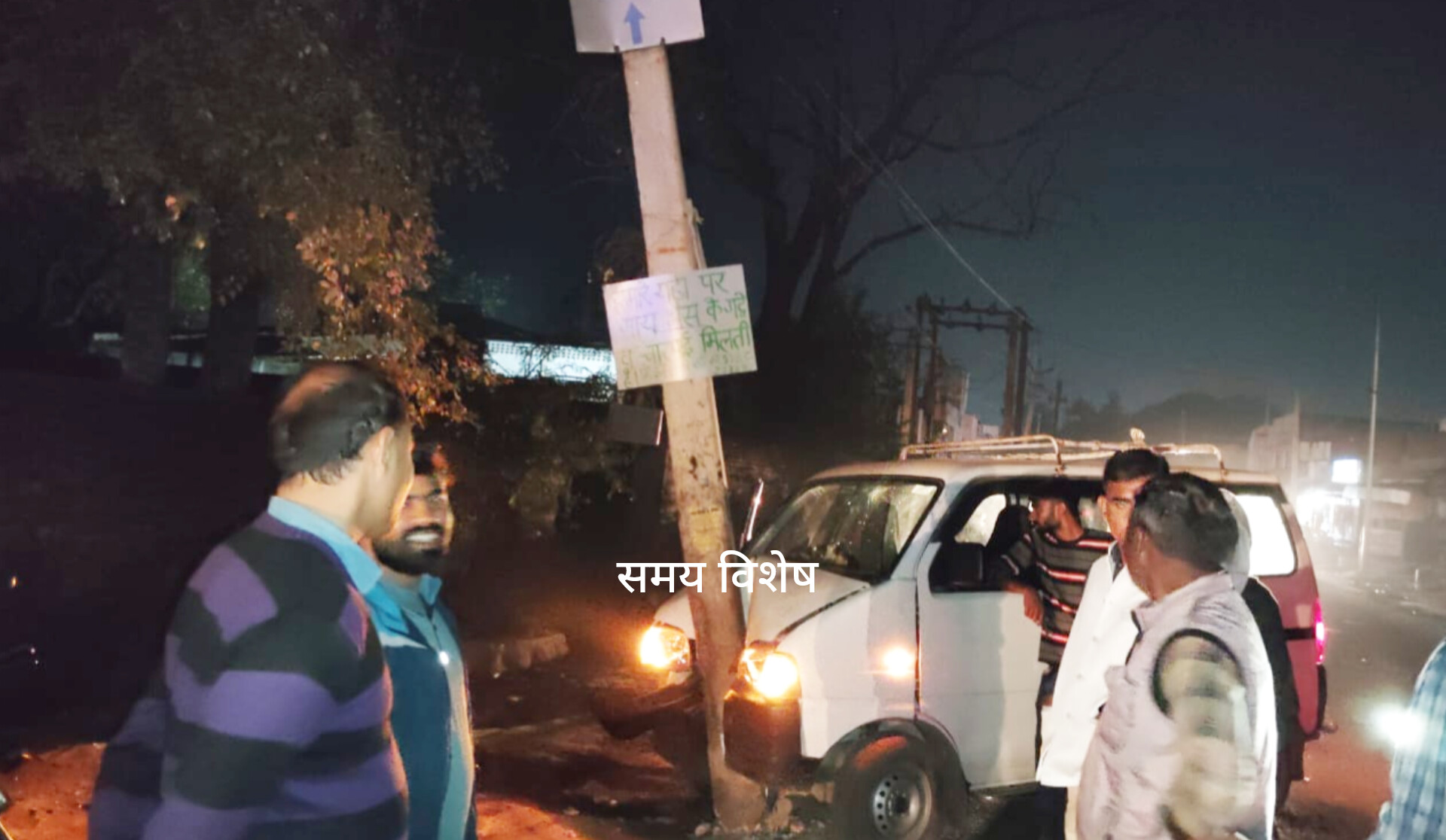 नदबई में गाय को बचाने के चक्कर में कार बिजली के पोल से टकराई, बड़ा हादसा टला, नदबई डहरा सड़क मार्ग पर बस स्टैंड के पास की घटना