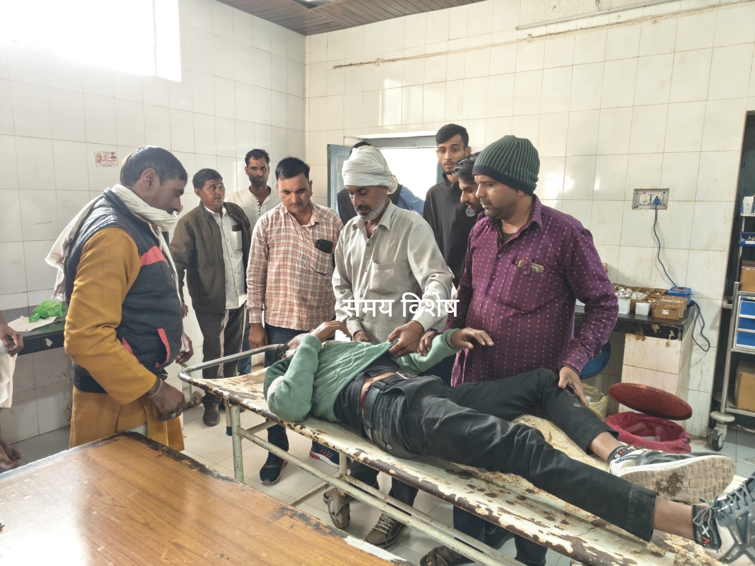 सड़क किनारे खड़े ट्रैक्टर कुट्टा मशीन से टकराई बाइक: बाइक सवार युवक हुआ गंभीर रूप से घायल; सिर, हाथ और पैर में गंभीर चोट आने से जिला अस्पताल रेफर
