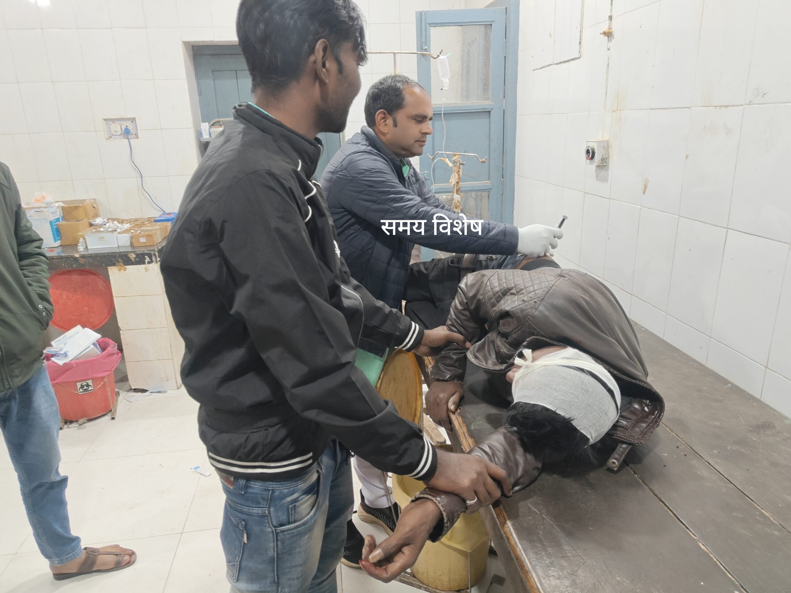 नदबई से बड़ी खबर– कुम्हेर रोड पर एक्सिस बैंक के पास हादसा: तेज रफ्तार बाइक सवार ने साइकिल सवार 15 साल के बच्चे को मारी टक्कर: दोनों गंभीर घायल, जिला अस्पताल रेफर