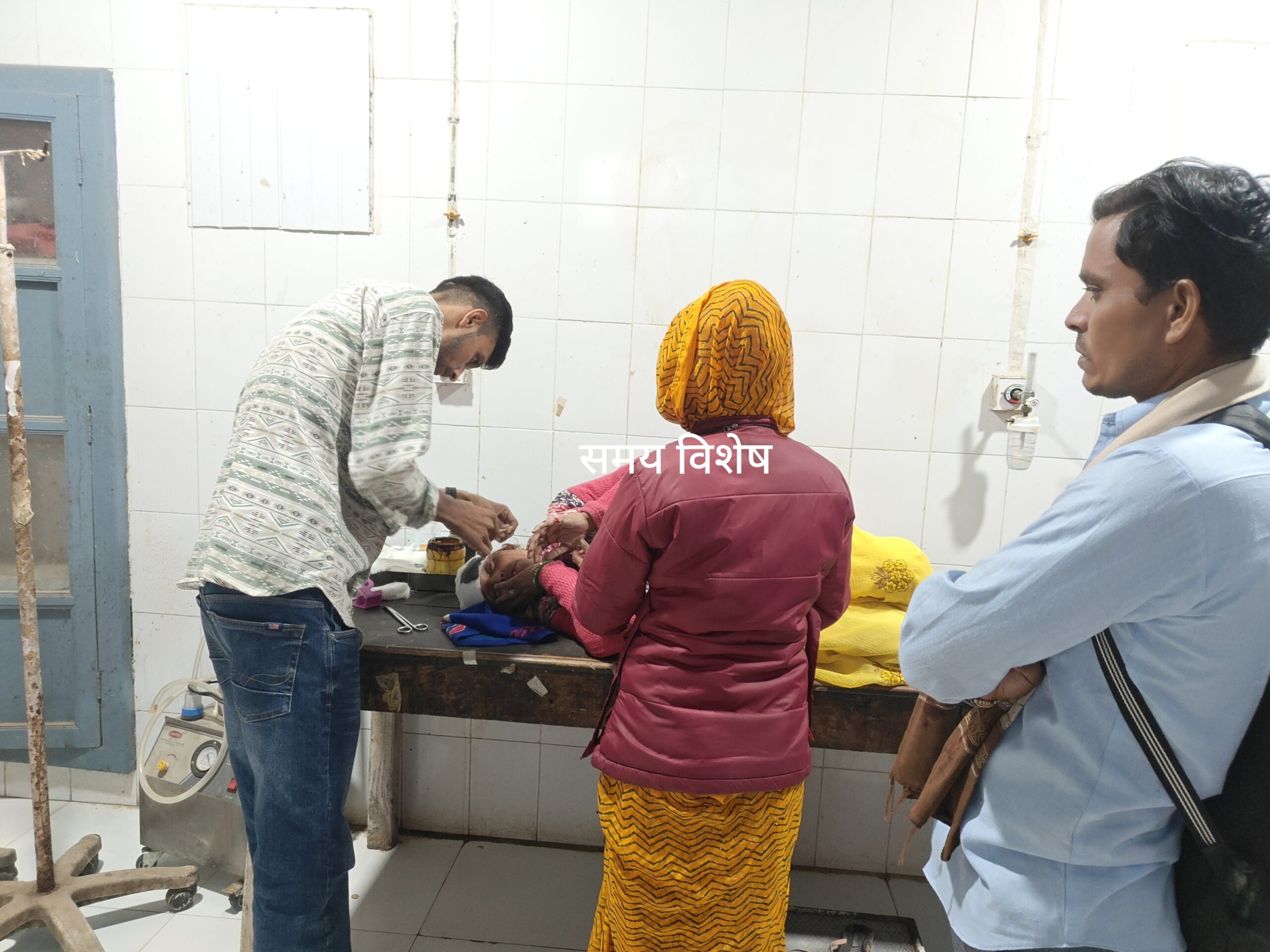ब्रेकर पर अनियंत्रित हुई बाइक:पीछे बैठी महिला बाइक से उछलकर सड़क पर गिरी; सिर और दांतों में आई गंभीर चोट, नगर बाईपास चौराहे की है घटना