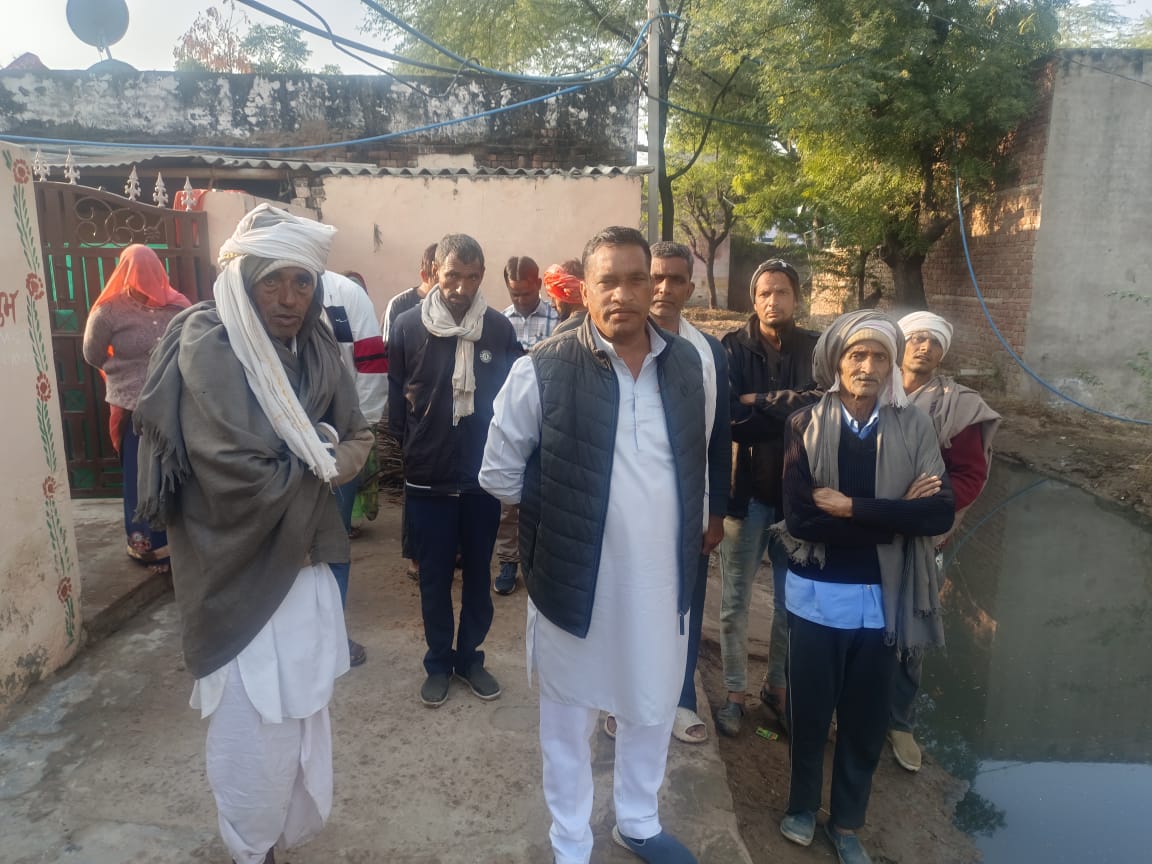 नदबई के गांव झौरोल से कटारा के आम रास्ते में जलभरावः ग्रामीणों का आरोप: कई बार पंचायत प्रशासन सहित अधिकारियों को कर चुके शिकायत; कोई सुनवाई नहीं, आए दिन स्लिप होती हैं बाइक