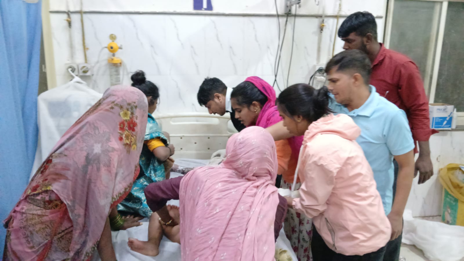 भरतपुर में पेट्रोल से भरी बोतल चूल्हे पर गिरी: पति-पत्नी, दो बेटियों समेत 7 लोग झुलसे; तीन की हालत गंभीर, खाना बनाते समय हादसा