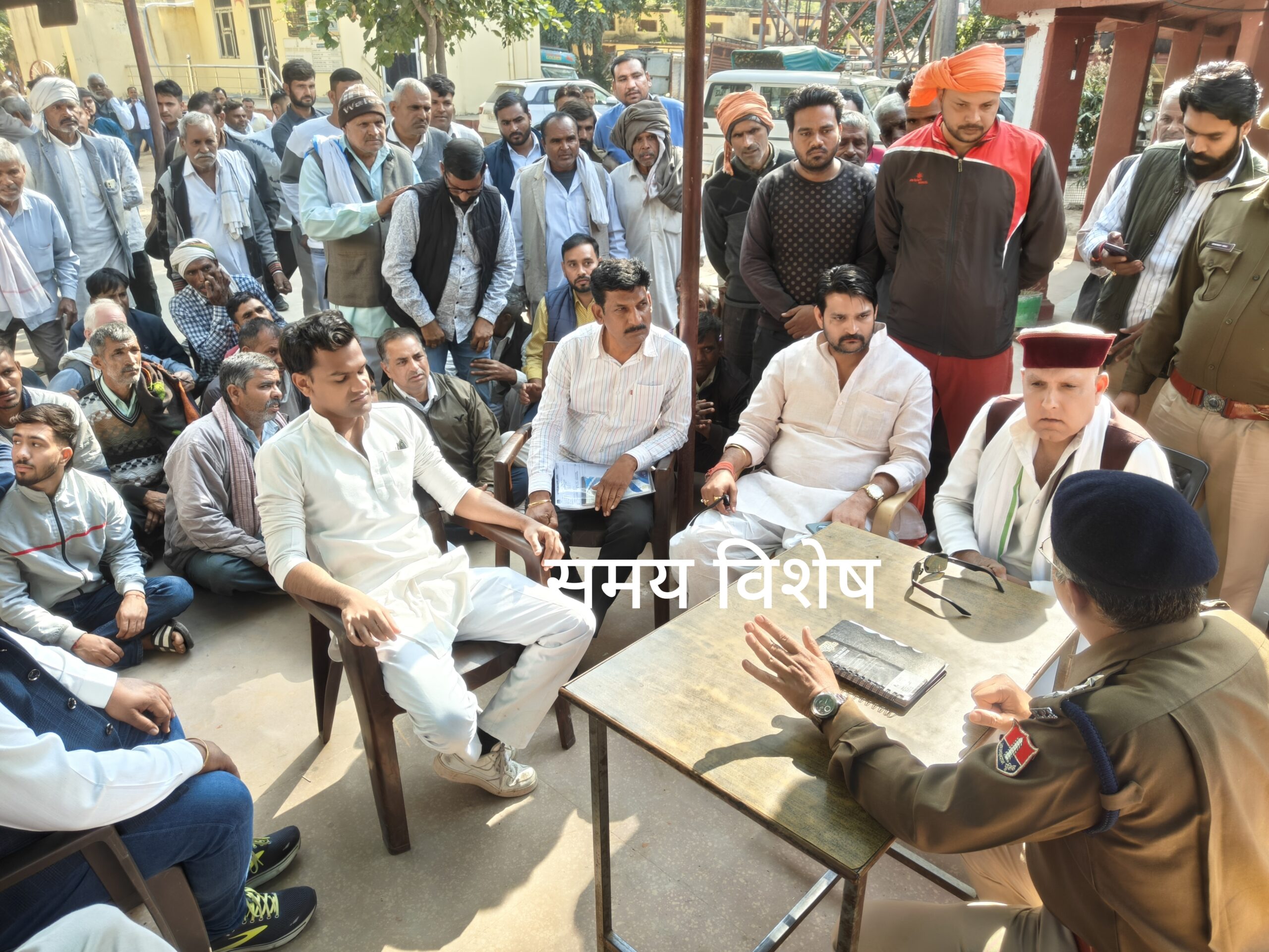 नदबई में चोरी की घटनाओं से आक्रोशित ग्रामीणों का थाने पर धरना: पुलिस को दी चेतावनी– 4 दिन में नहीं हुआ चोरी का खुलासा, तो 5वें दिन पुलिस के सामने करेंगे आत्मदाह