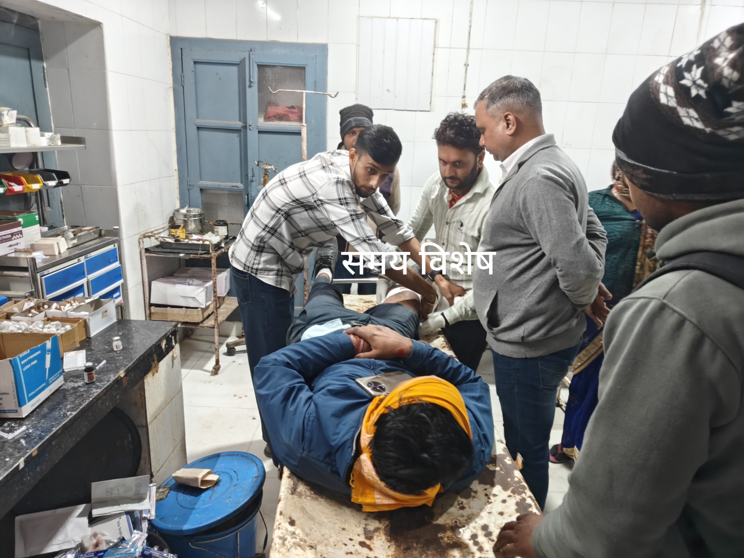 बाइक के सामने अचानक कुत्ता आने से बाइक हुई असंतुलित: बाइक सवार फाइनेंस कर्मचारी हुआ गंभीर रूप से घायल; हाथ और पैर में गंभीर चोट आने से जिला अस्पताल रेफर