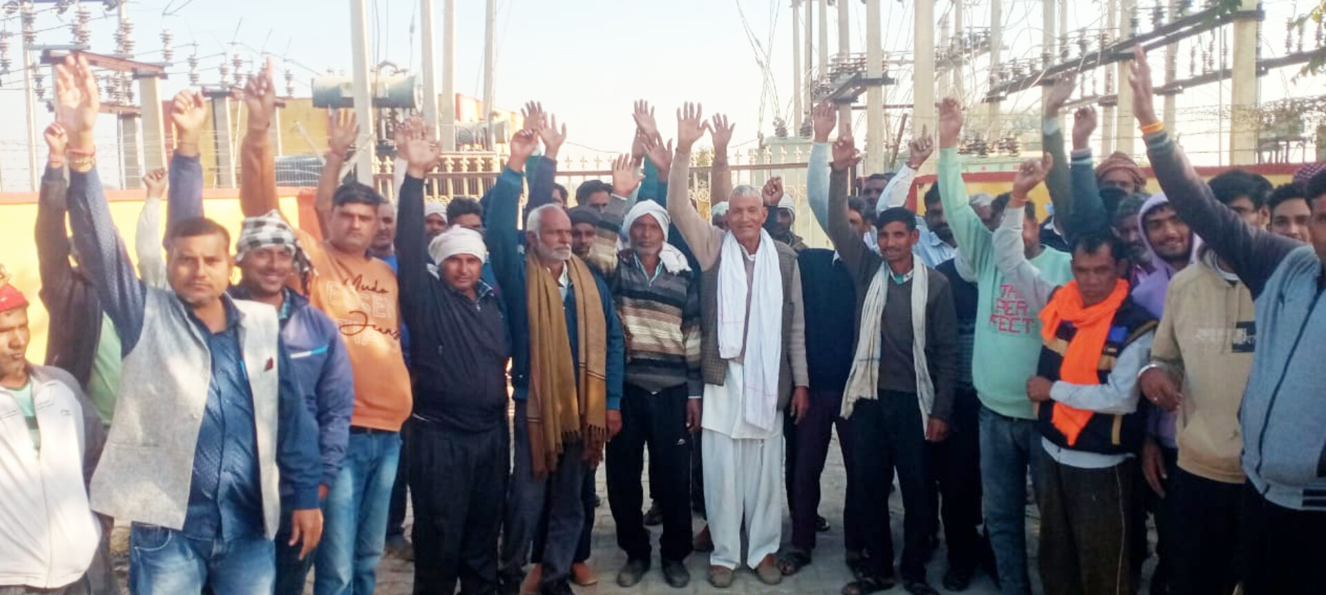 लखनपुर में थ्री फेस विद्युत समस्या को लेकर किसानों का प्रदर्शन: ताला बंदी कर पीगौंरा विद्युत सबस्टेशन पर नारेबाजी कर किया प्रदर्शन; किसान बोले: फसल में नहीं दे पा रहे पानी