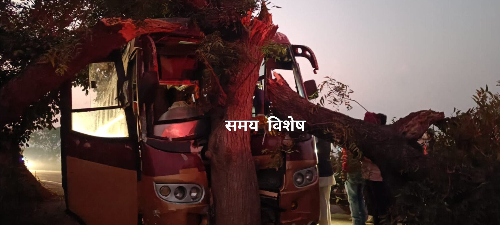 नदबई से बड़ी खबर: स्टेयरिंग फेल होने से बस पेड़ से टकराई; 3 लोग गंभीर रूप से हुए घायल, ड्राइवर को खेरली अस्पताल में कराया भर्ती; 2 घायलों को नदबई अस्पताल में भर्ती कराया