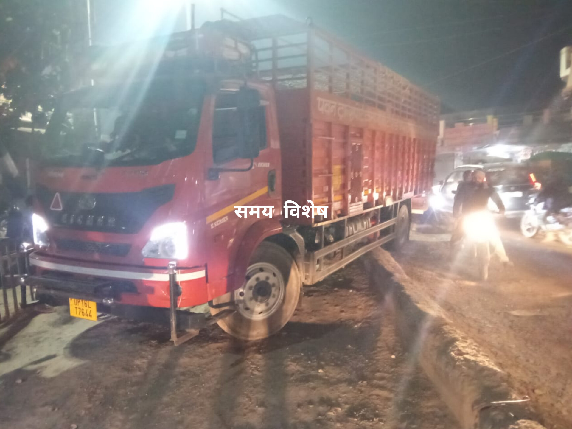 नदबई में बेकाबू कैंट्रा ट्रक डिवाइडर पर चढ़ा: बड़ा हादसा टला; तेज आवाज सुनकर दुकानदारों मचा हड़कंप; नदबई के मुख्य रेलवे फाटक के पास की है घटना