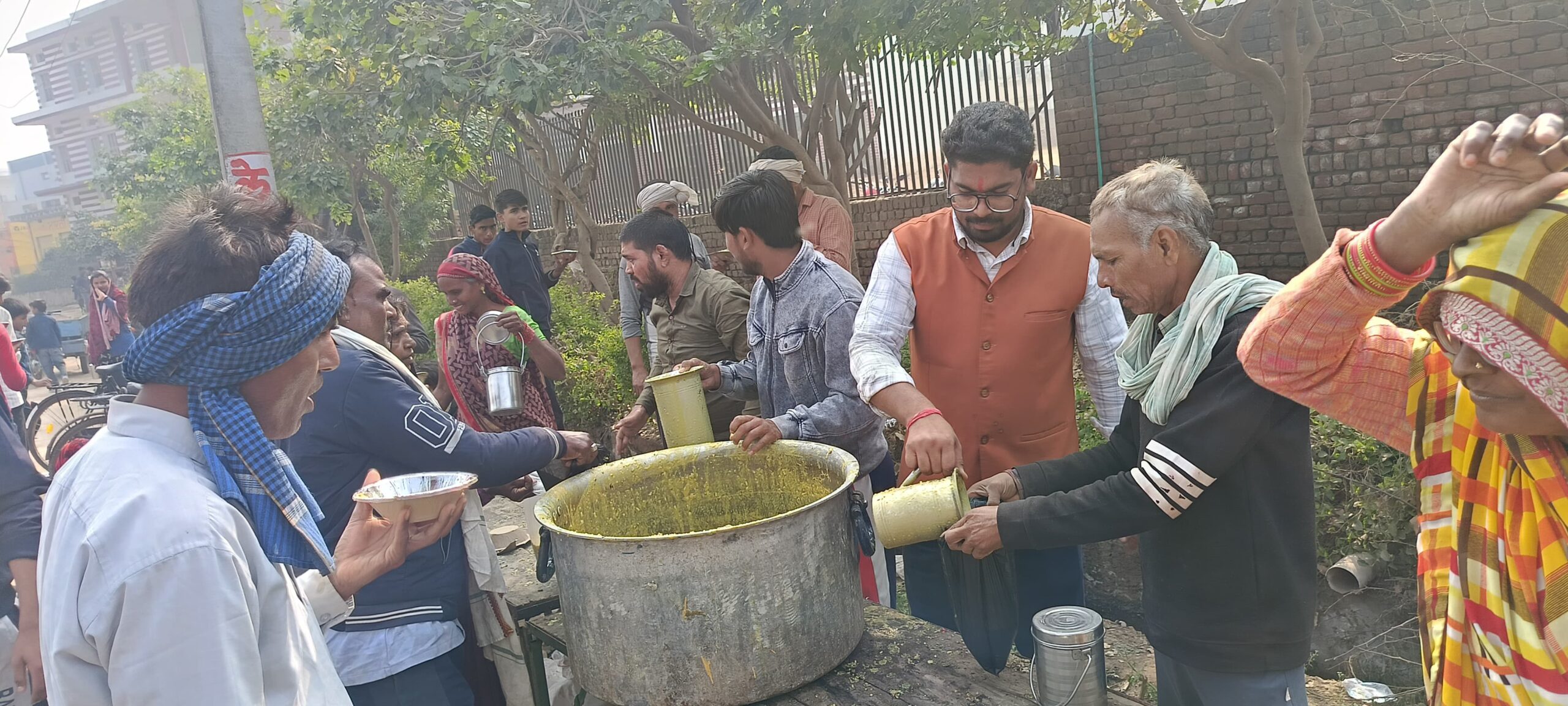 नदबई के प्राचीन शिव मंदिर में विशाल अन्नकूट प्रसादी महोत्सव का आयोजनः 1 क्विंटल बाजरे से तैयार की गई प्रसादी; जयकारों के साथ भक्तों ने प्रसादी का लिया आनंद