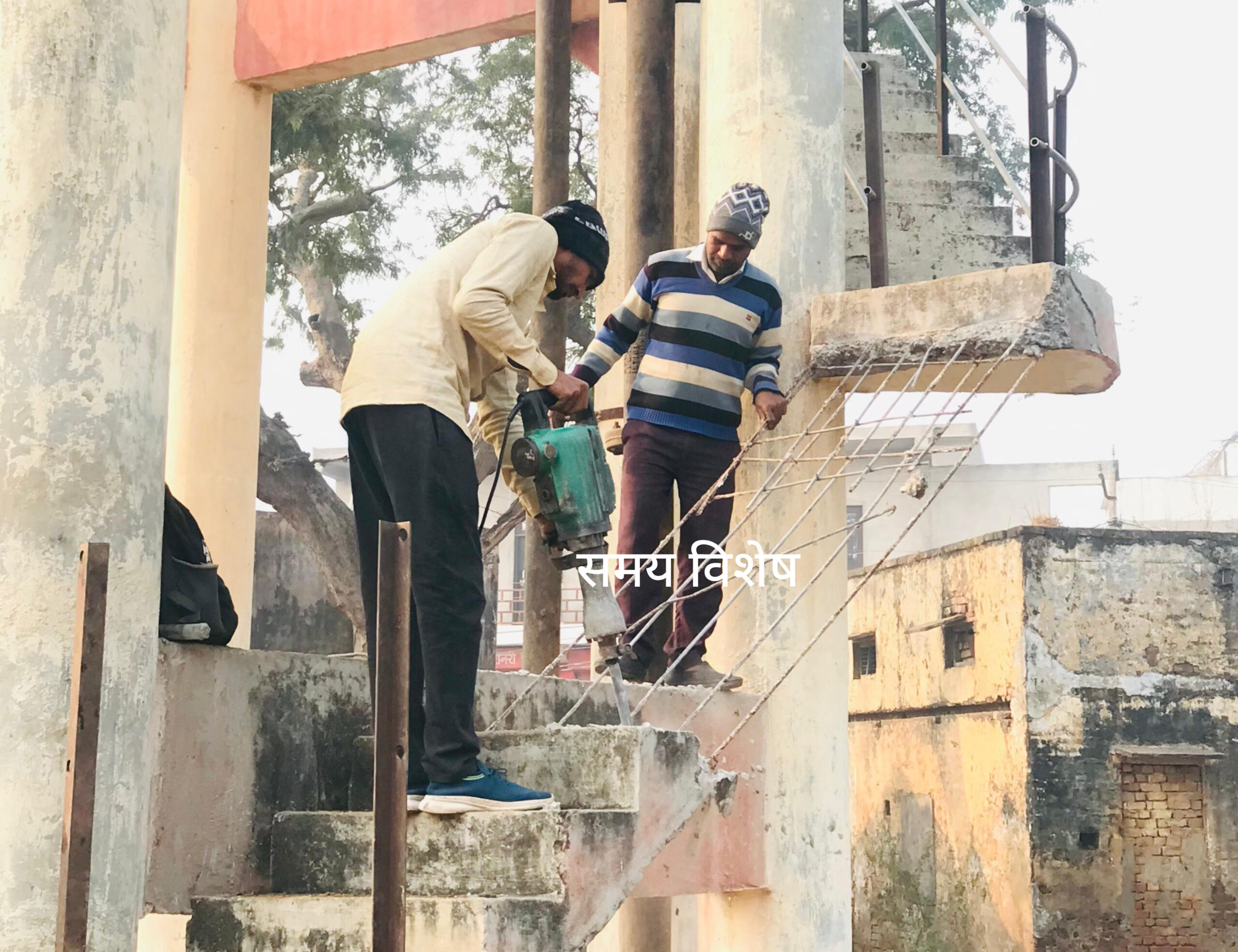 नदबई में जलदाय विभाग ने उठाया कड़ा कदम: पानी की टंकी की सीढ़ियों को तुड़वाया