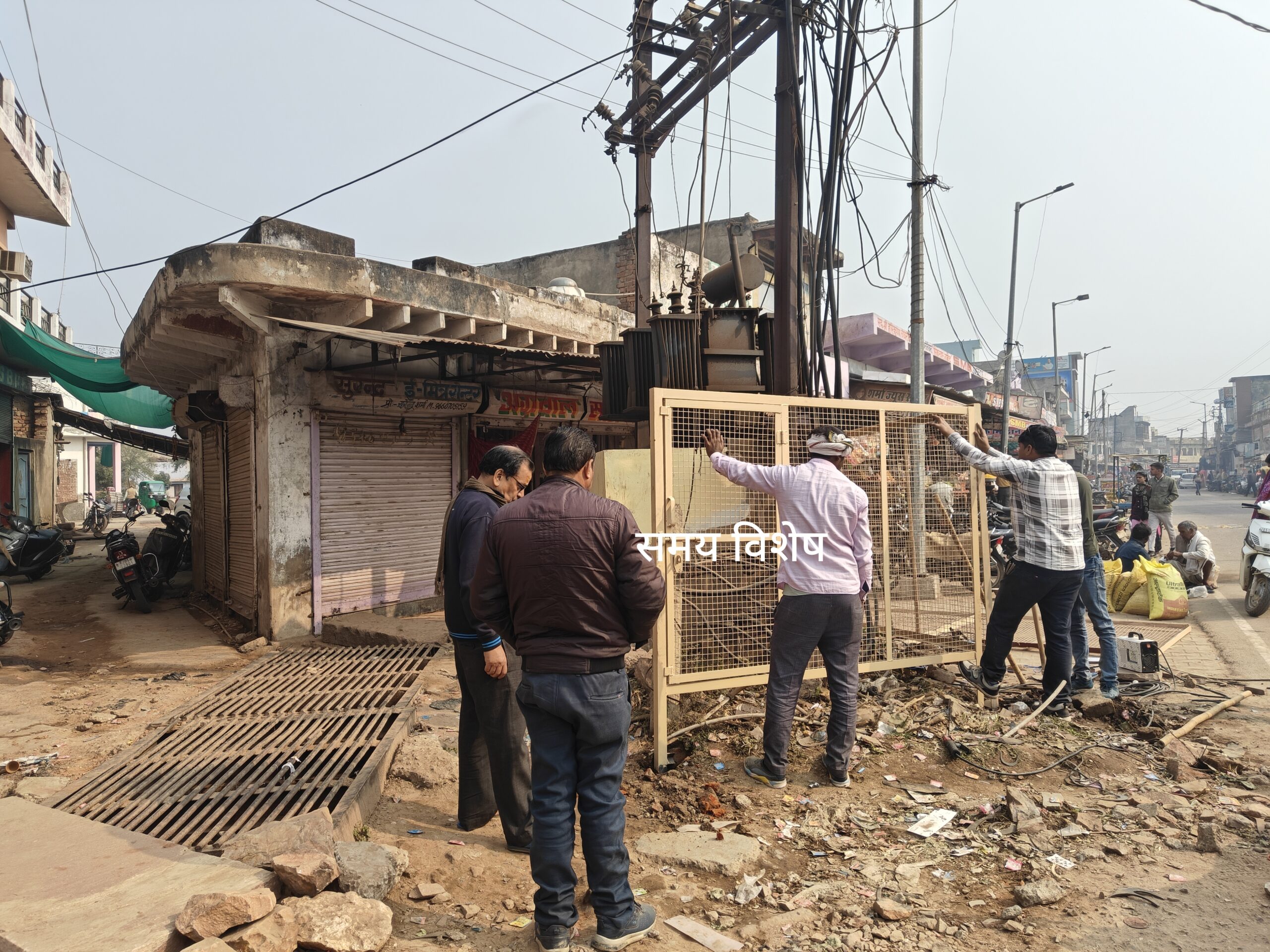 नदबई कस्बे में ट्रांसफार्मरों के आसपास लगाए जा रहे सुरक्षा जालः 80% ट्रांसफार्मरों को किया जा चुका कवर