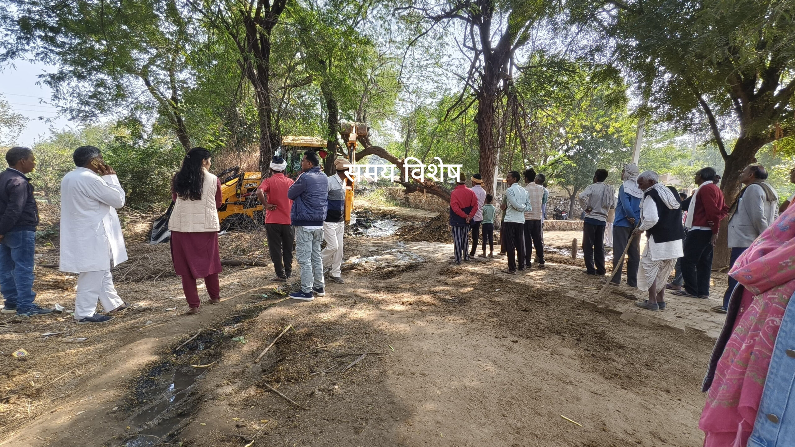 लखनपुर से गांव जहांगीरपुर को जाने वाली सड़क से प्रशासन ने हटवाया अतिक्रमणः अतिक्रमणकारियों ने कडबी, बिटौरा रखकर कर रखा था अतिक्रमण